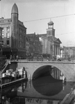 816786 Gezicht op de Viebrug over de Oudegracht te Utrecht, met links het pand van Kledingmagazijn Dijckhoff (Lange ...